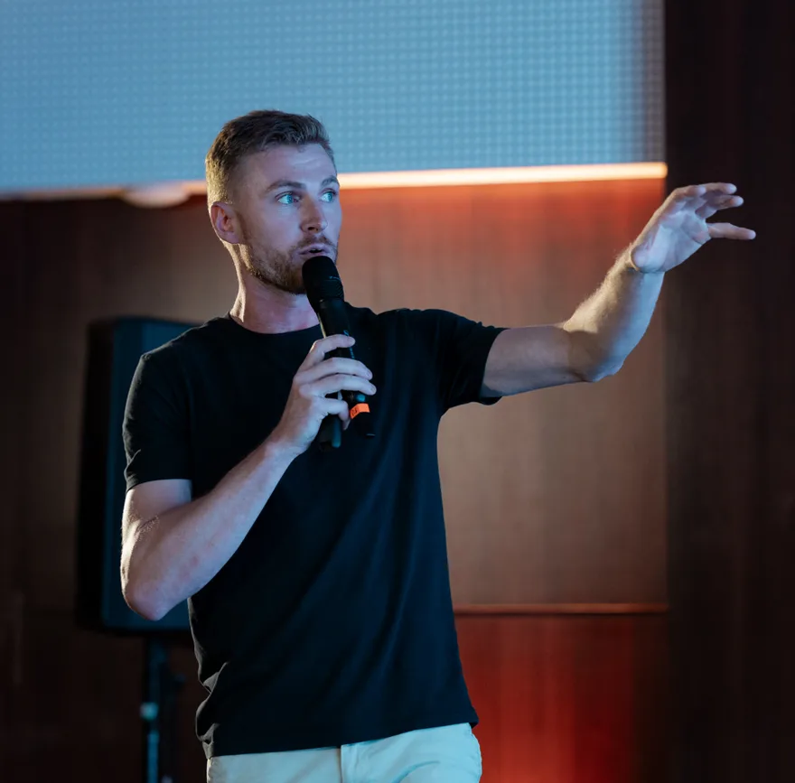 Robson Casa apresentando o MarmoCut